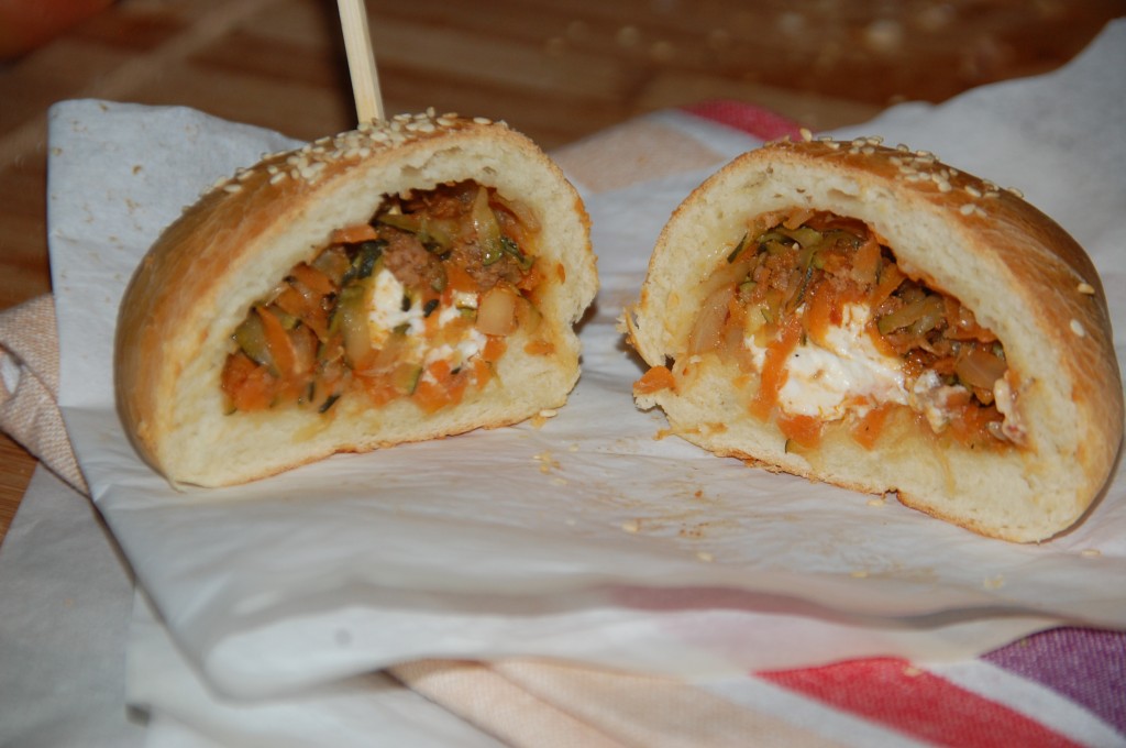 Buns farcis aux légumes, viande hachée et fêta