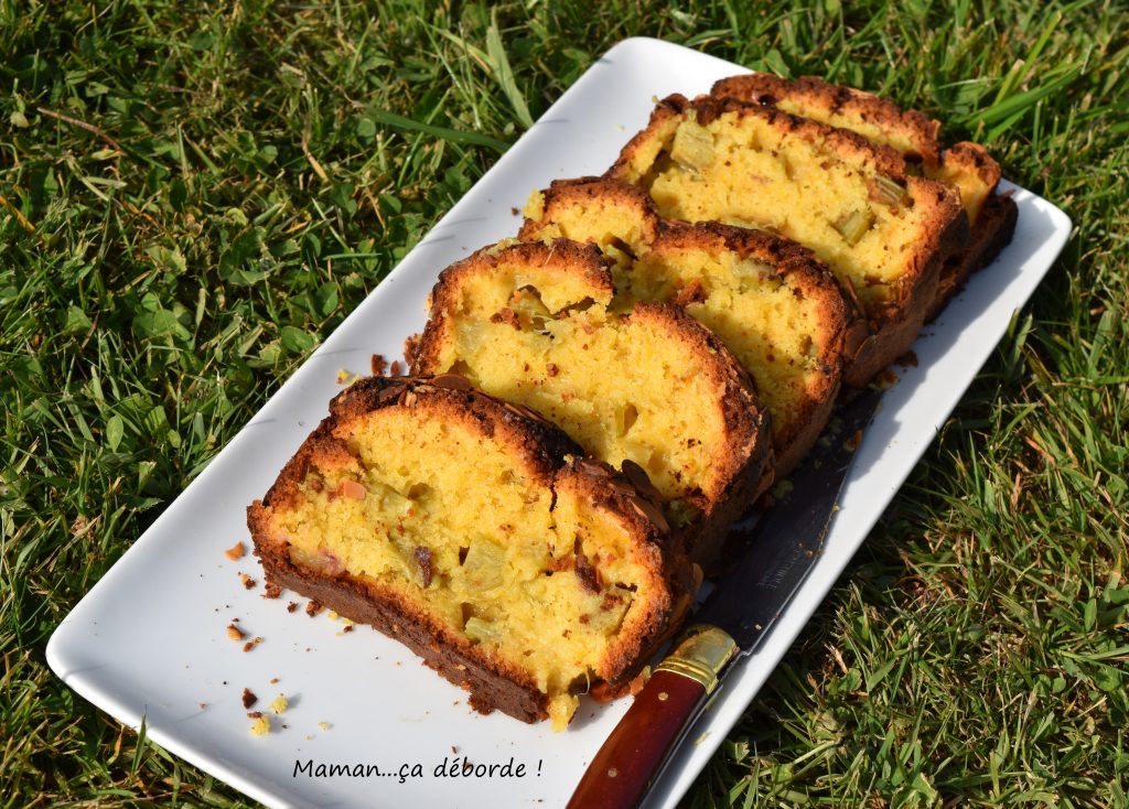 Cake moelleux à la rhubarbe