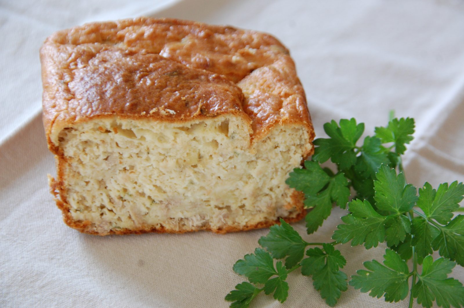 Cake au thon - Un cake salé à base de yaourt très moelleux et prêt en 10 min chrono!