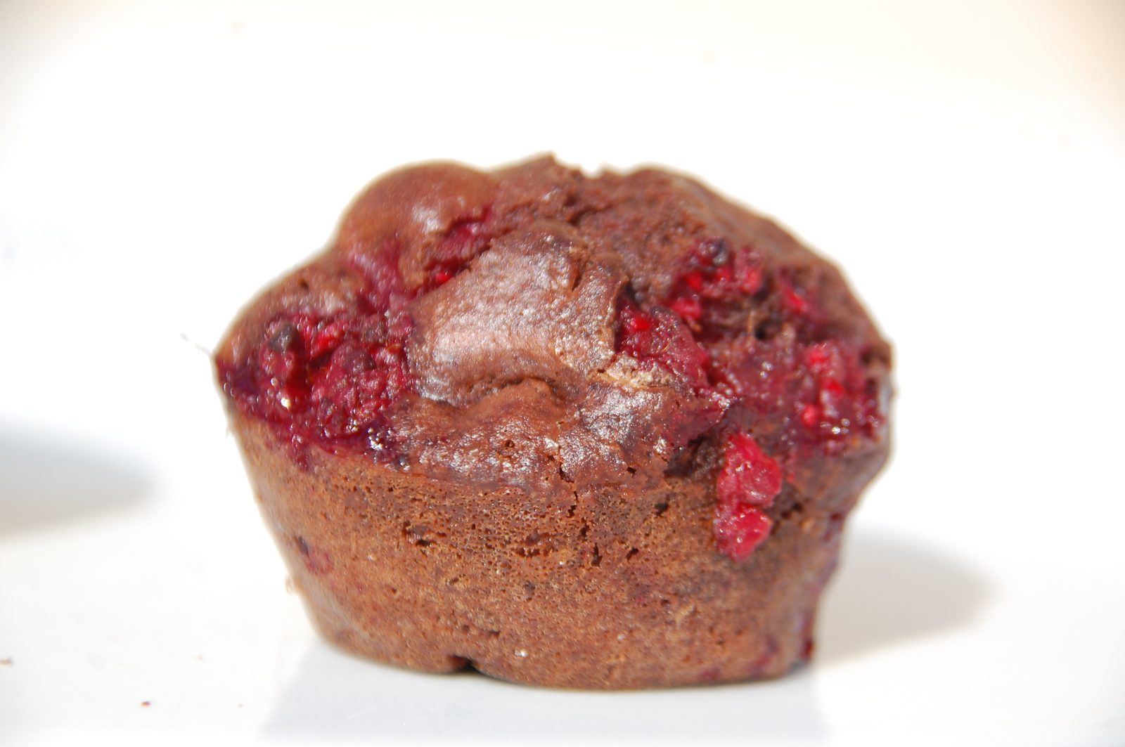 Muffin chocolat, framboise et cerneaux de noix