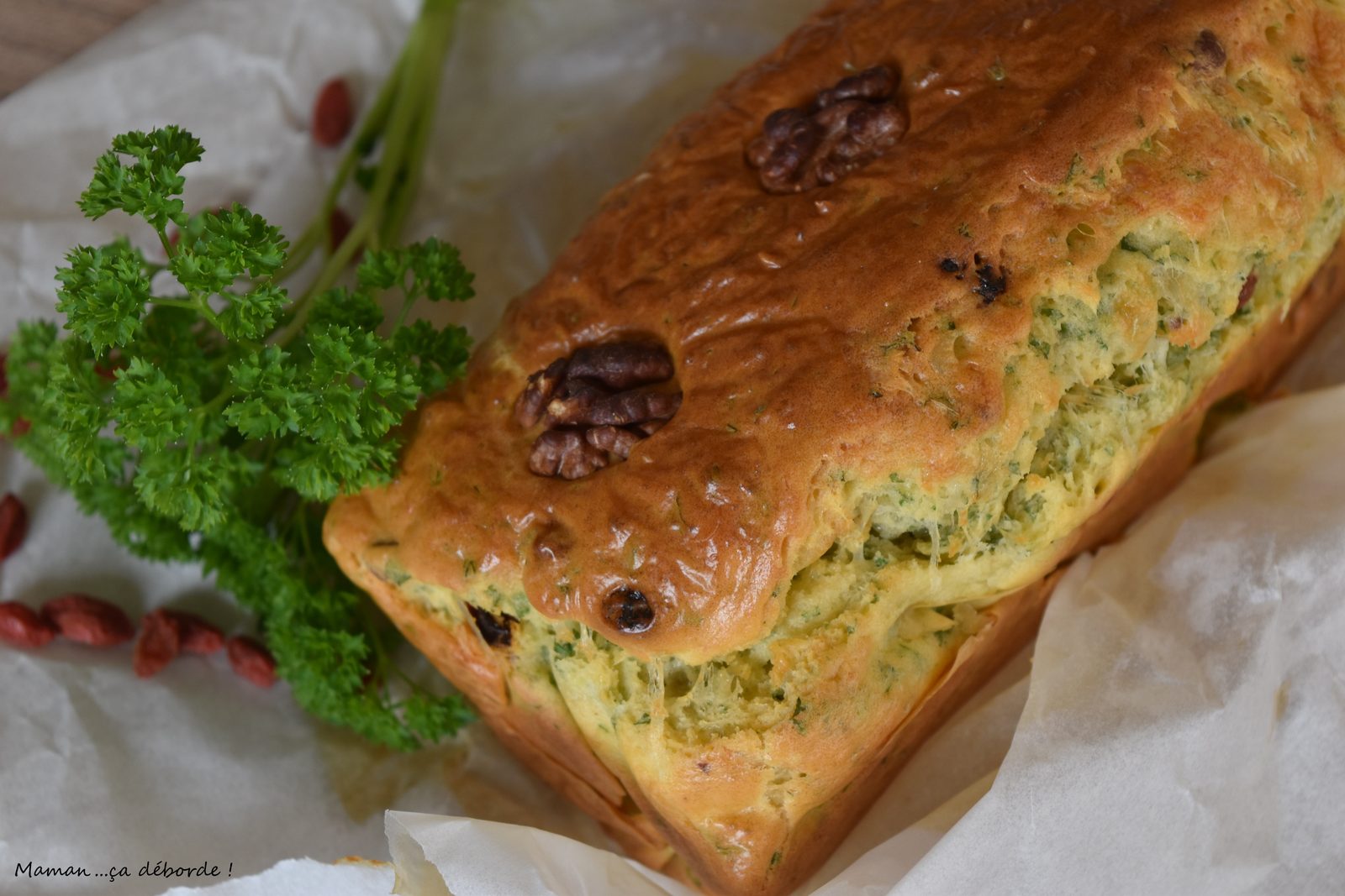 Cake persil, noix et goji