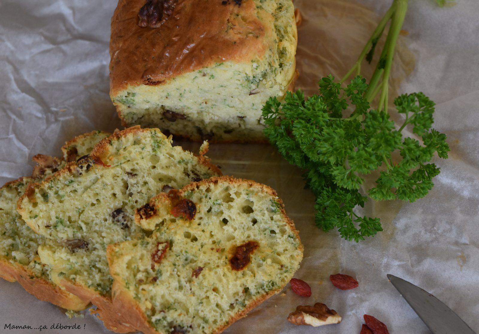 Cake persil, noix et goji