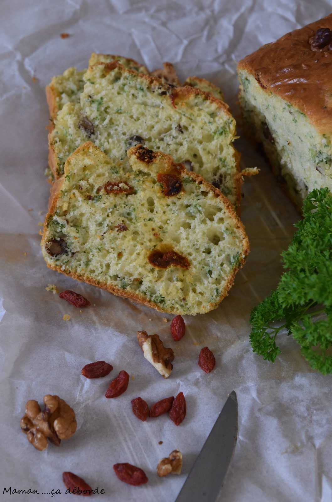 Cake persil, noix et goj