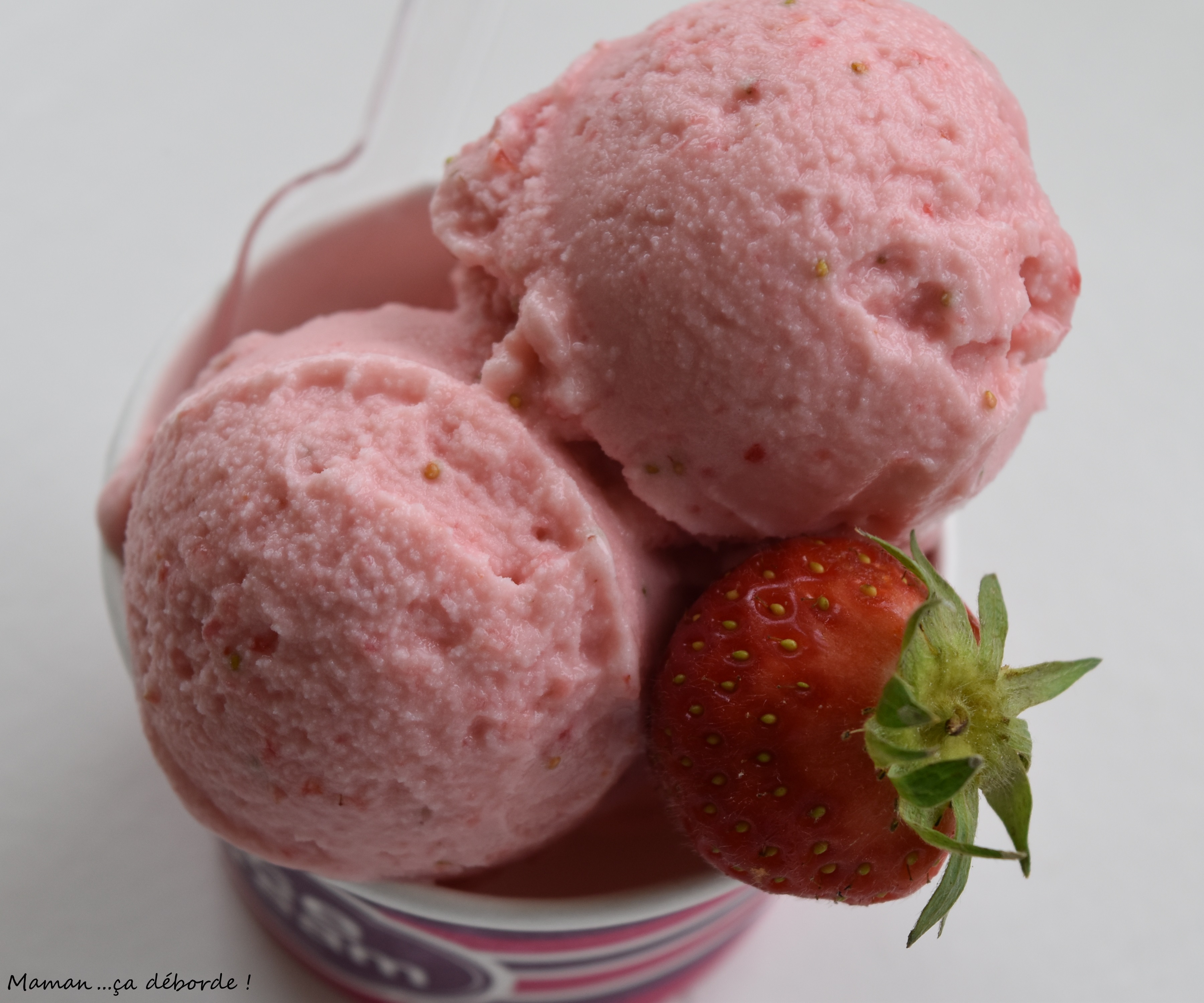 Glace à la fraise et au yaourt à la grecque - Maman...ça déborde