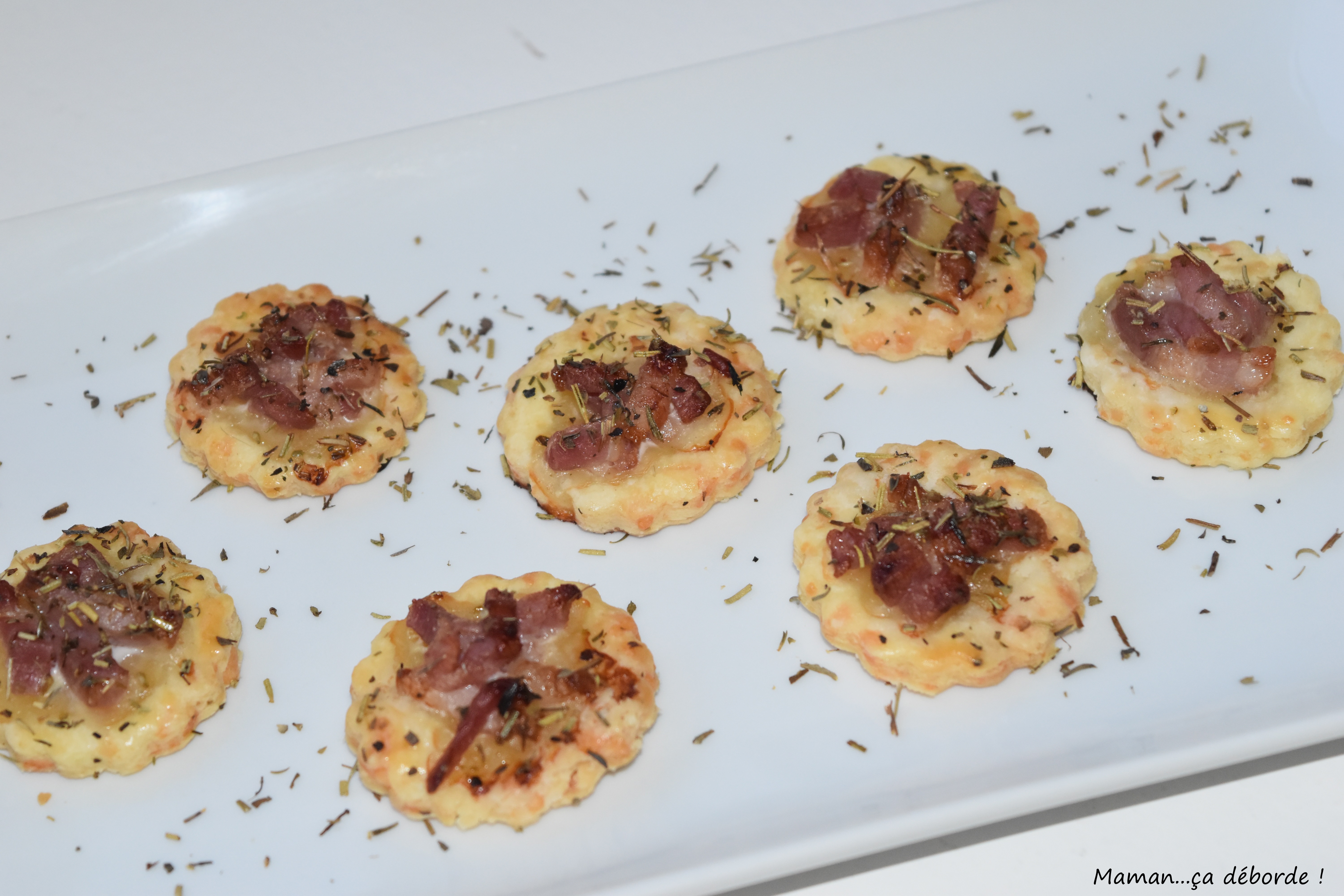 Sablés Aux Lardons Et Aux Herbes De Provence - Maman...ça Déborde