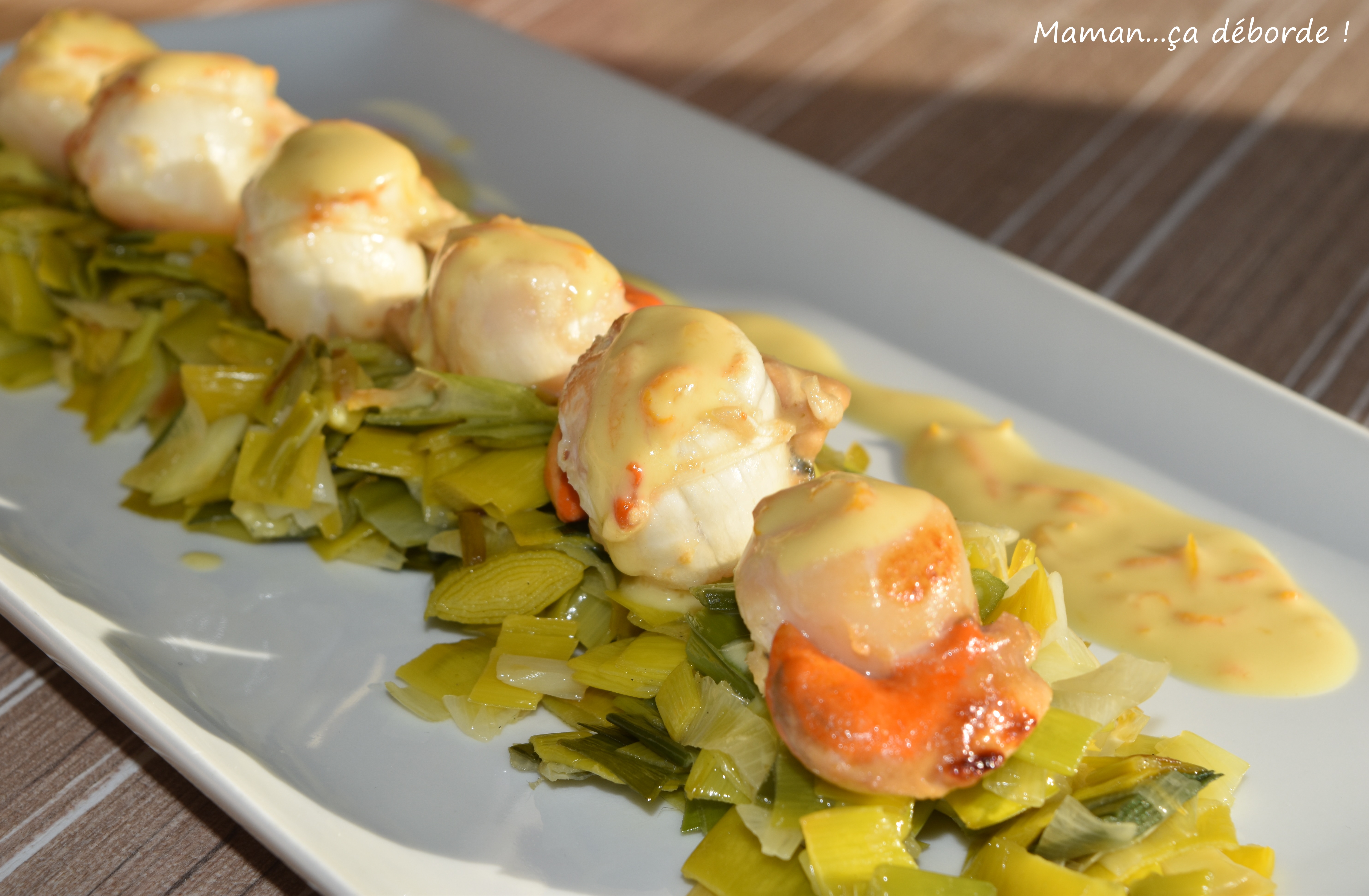 St Jacques Sur Fondue De Poireau, Sauce à L'orange - Maman...ça Déborde