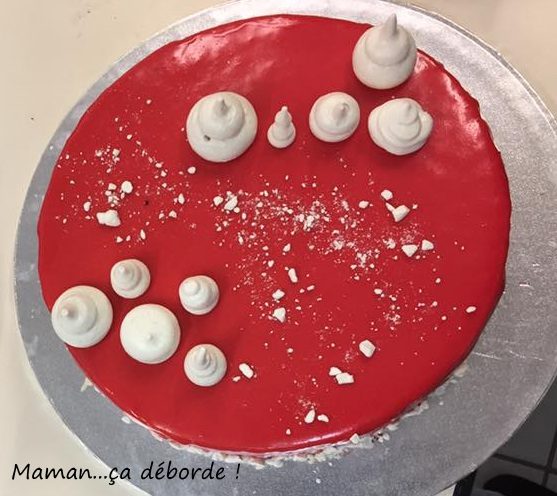 Entremets fraise, framboise et fève tonka