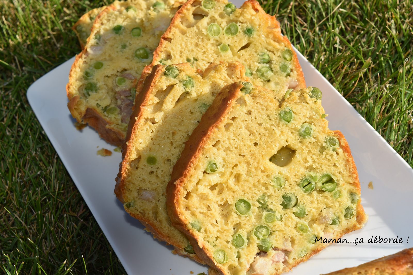 Cake petits pois, comté et lardons