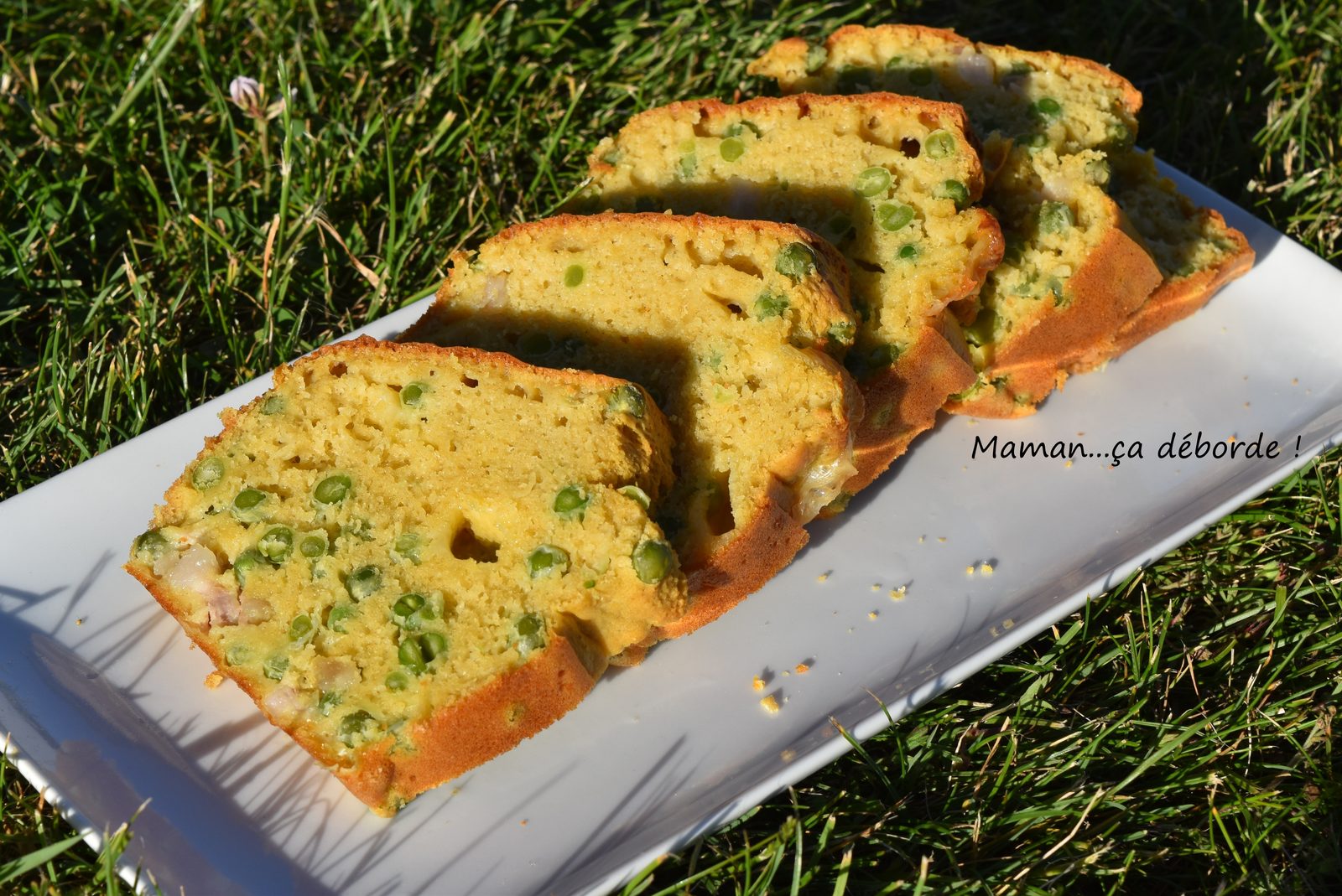 Cake petits pois, comté et lardons
