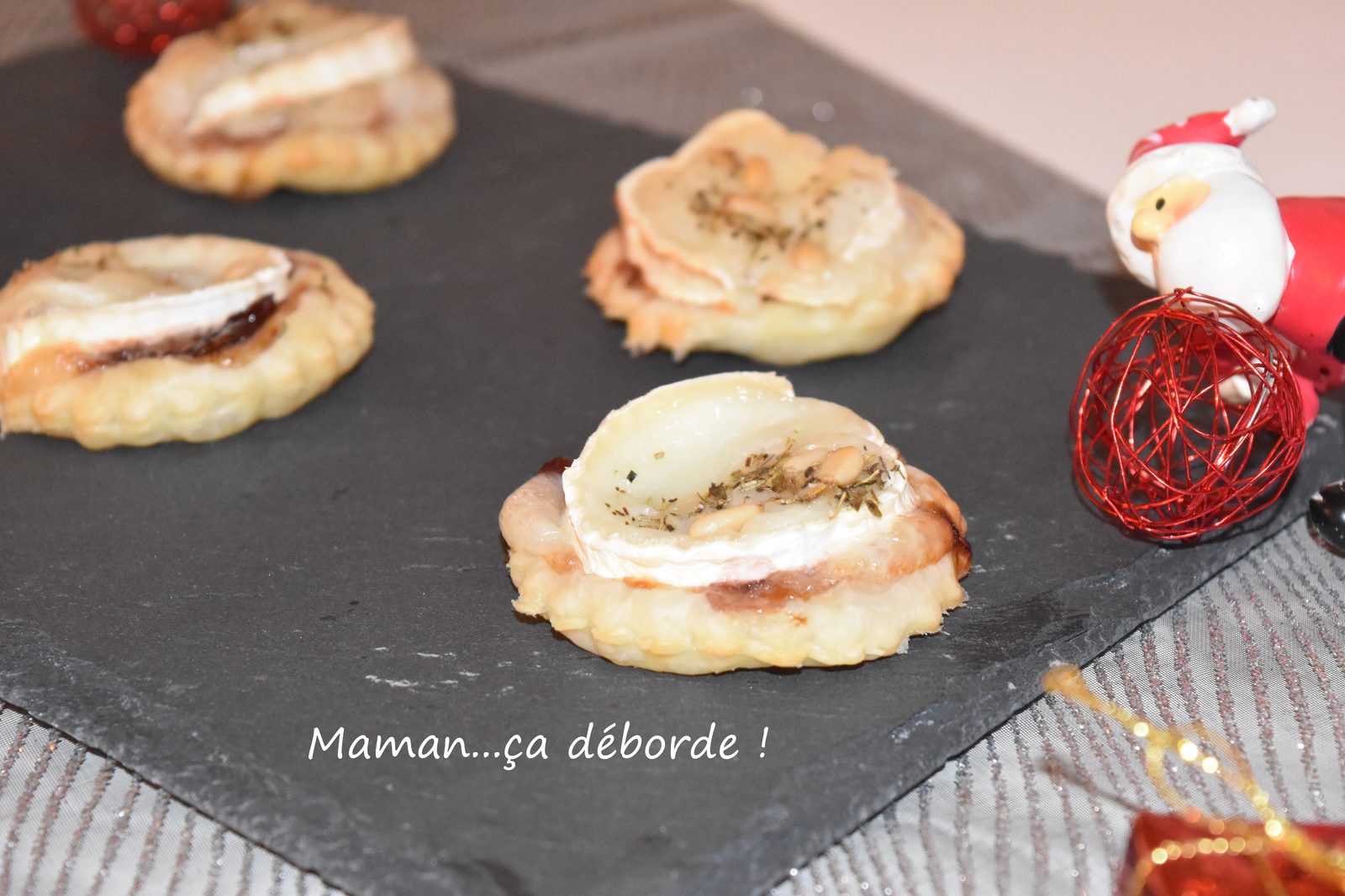 Toast feuilleté chèvre et chutney d'oignon