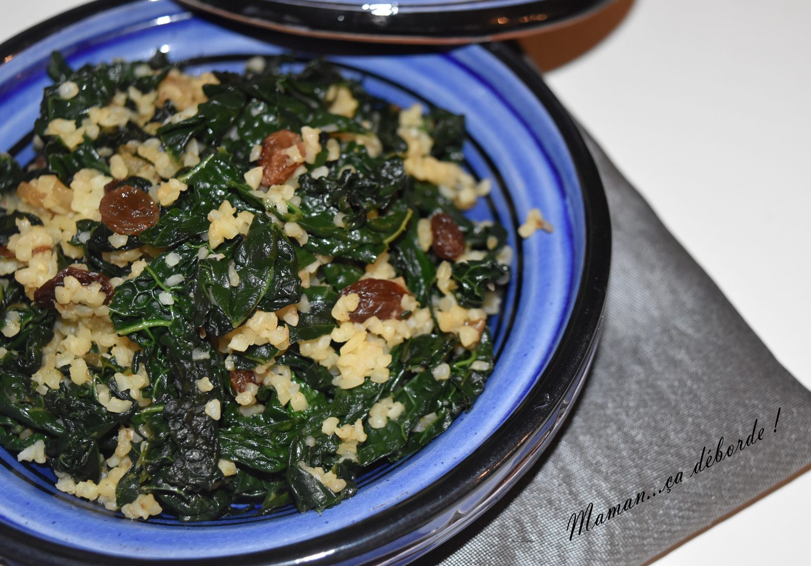 Poêlée de chou kalé, boulghour et raisins secs