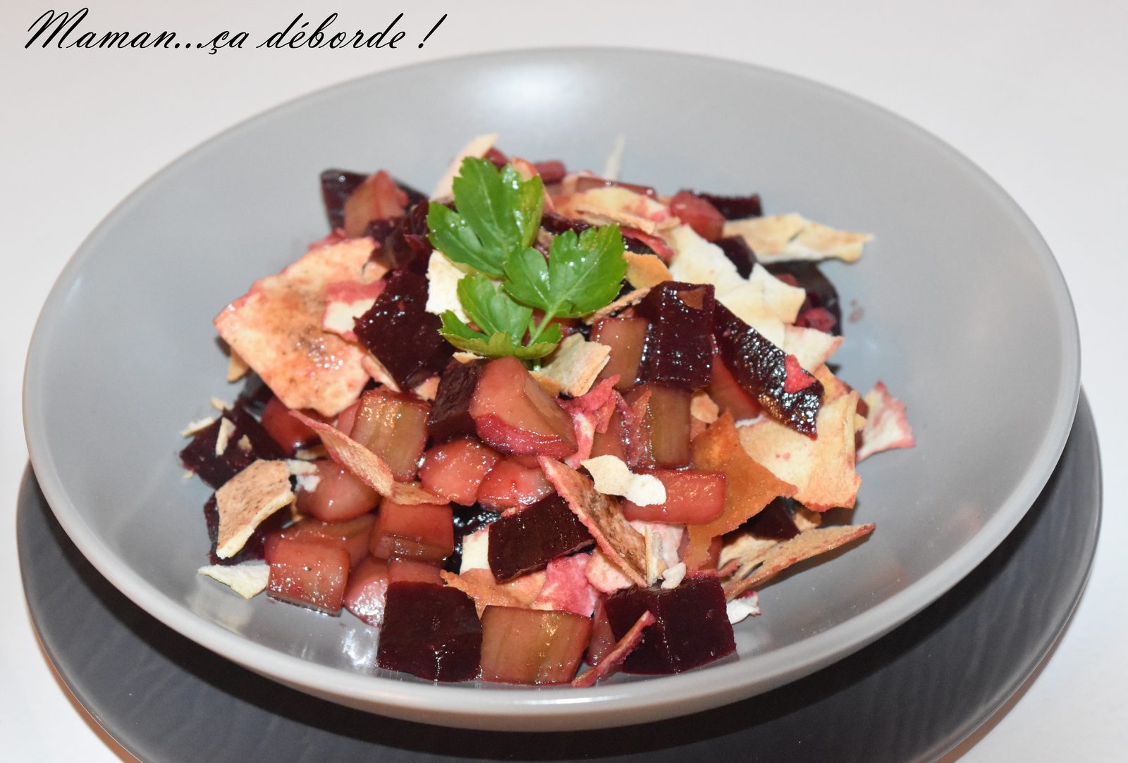 Salade de betterave, concombre et pain pita