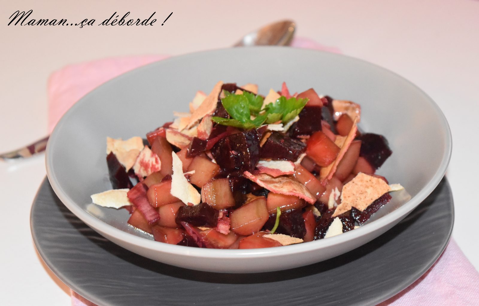 Salade de betterave, concombre et pain pita