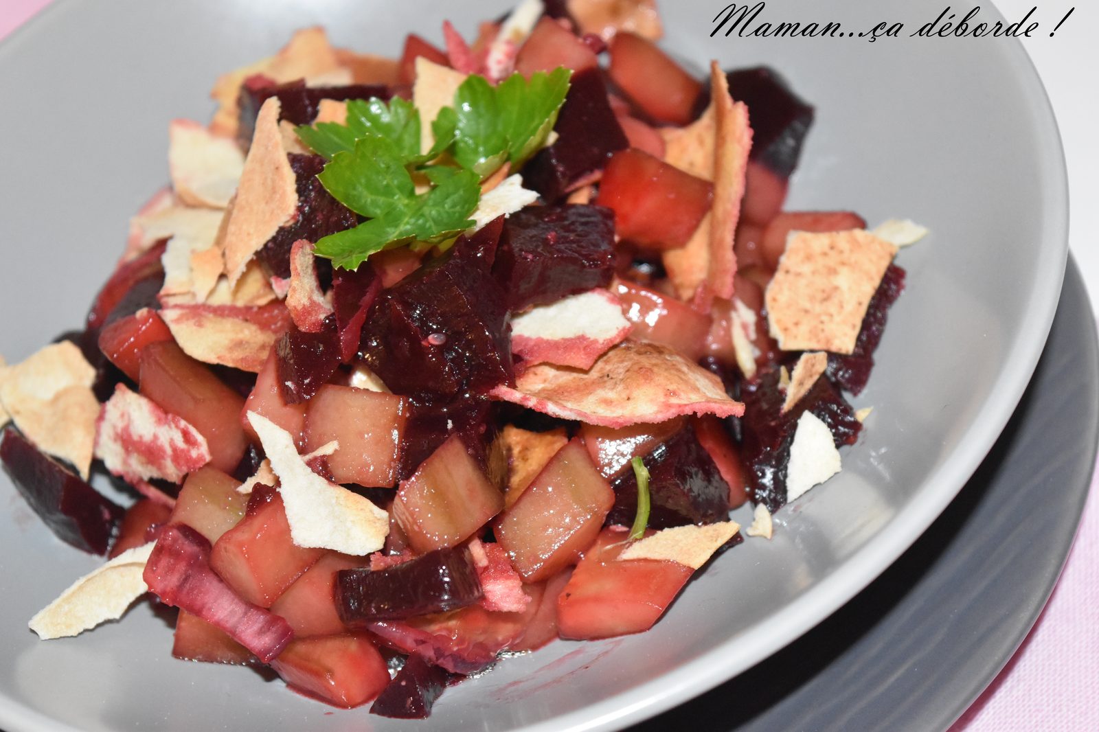 Salade de betterave, concombre et pain pita