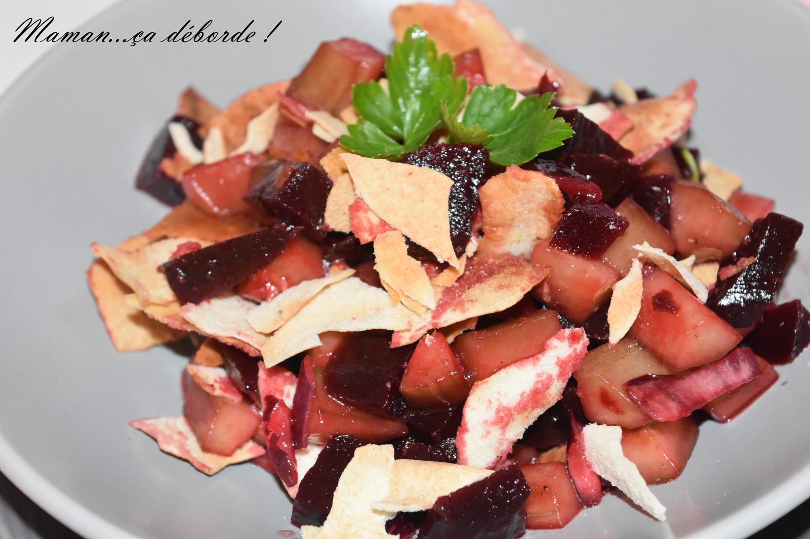 Salade de betterave, concombre et pain pita