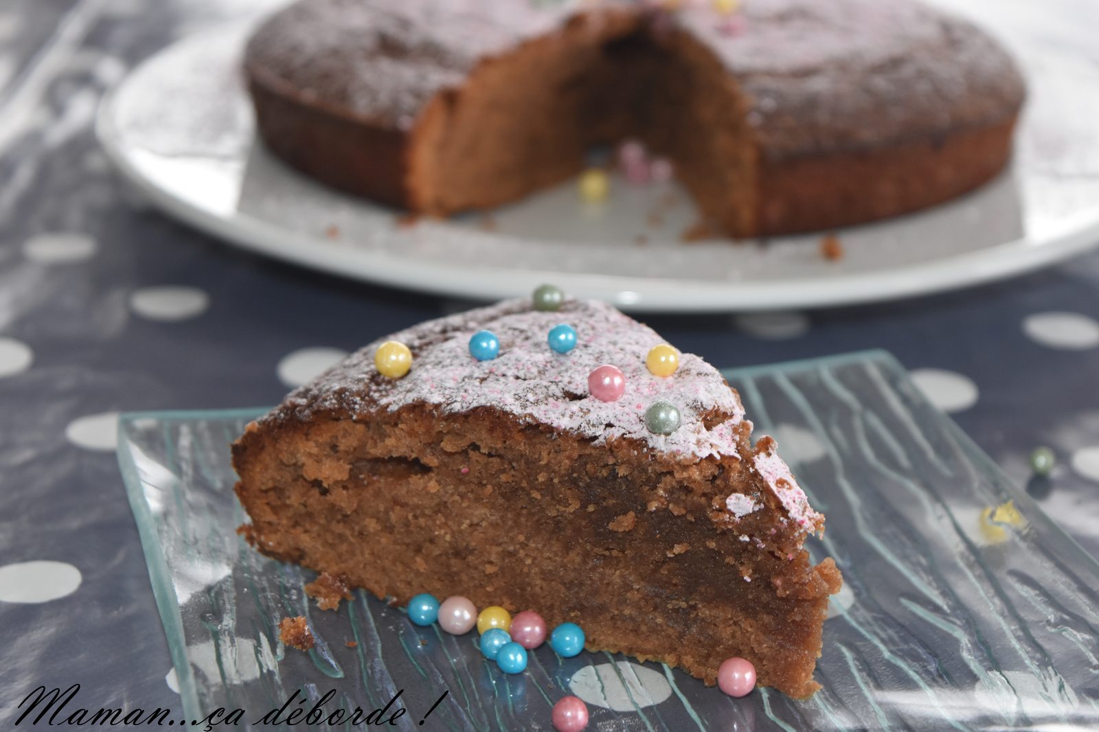 Gâteau avec les chocolats de Pâques