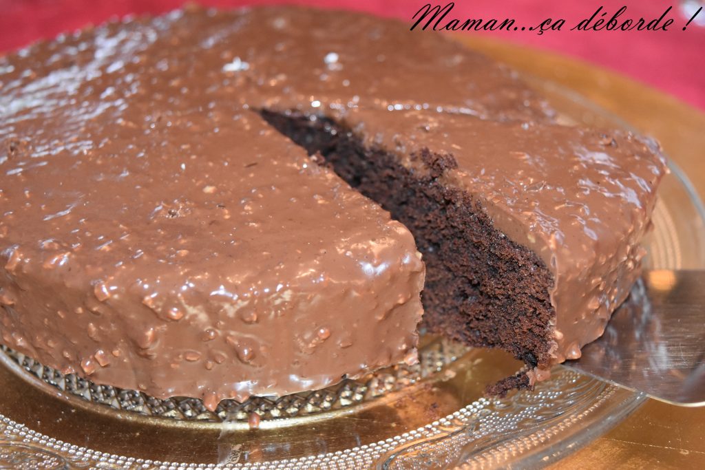 Gâteau au chocolat glaçage façon rocher - Maman...ça déborde