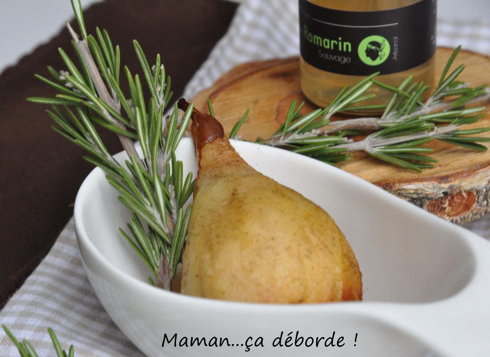 Poire rôtie au confit de romarin